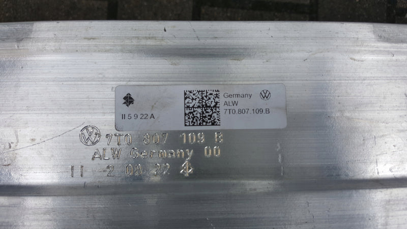 Belka wzmocnienie zderzaka przedniego VW T7 7T0807109B demontaż