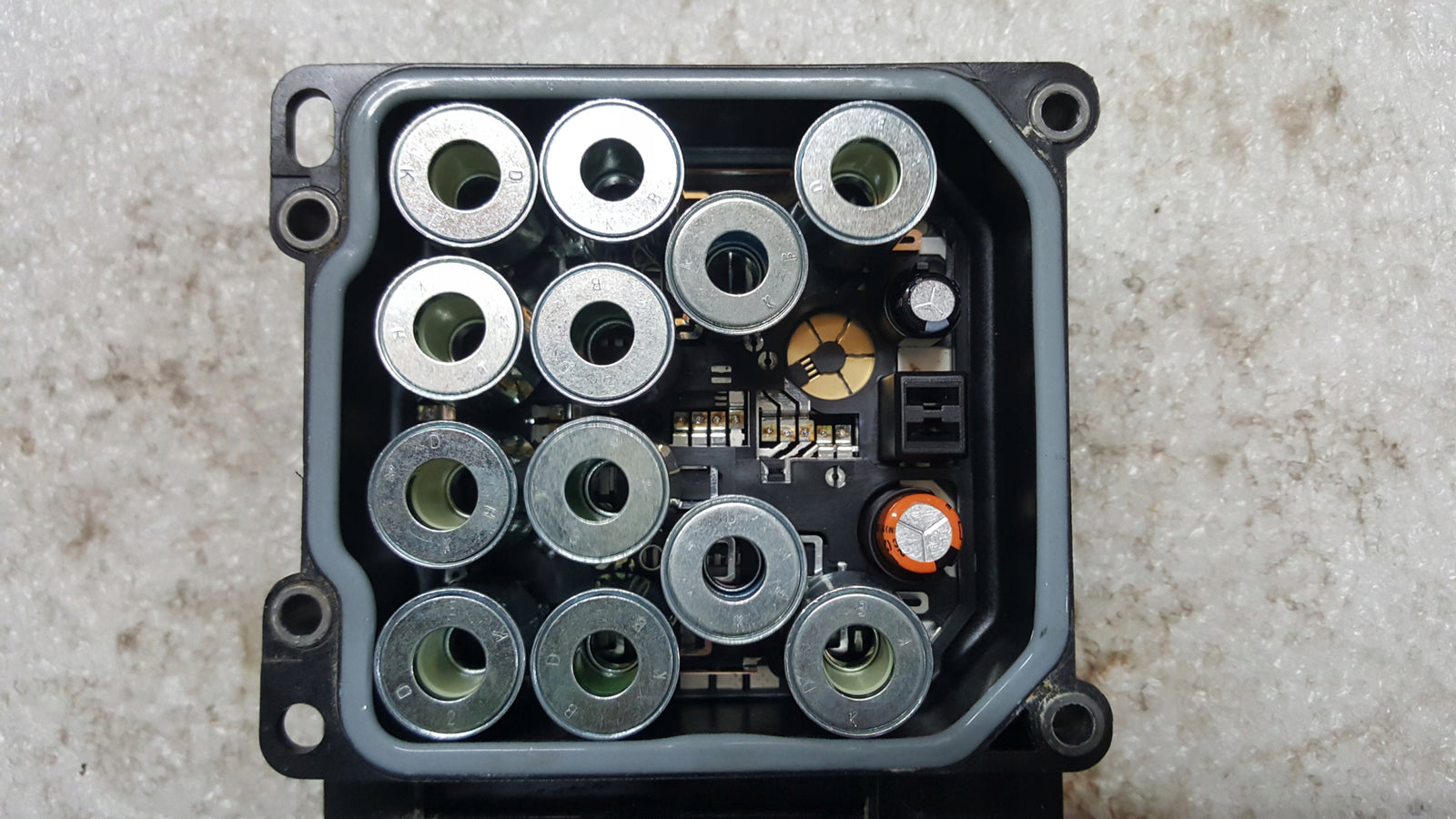 Sterownik pompy ABS VW POLO SKODA FABIA SEAT IBIZA 6R0907379BE demontaż