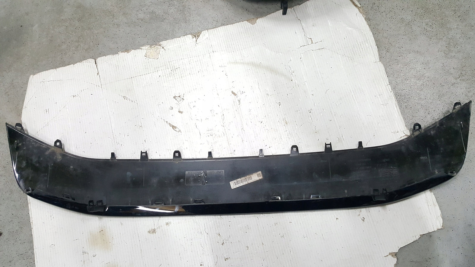 Spoiler dokładka zderzaka przedniego AUDI A4 (B9) 8W0807717B demontaż