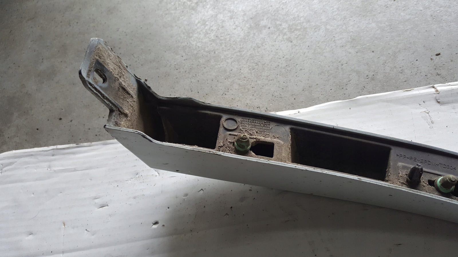 Listwa błotnika prawy tył VW TOUAREG 3 760853818D