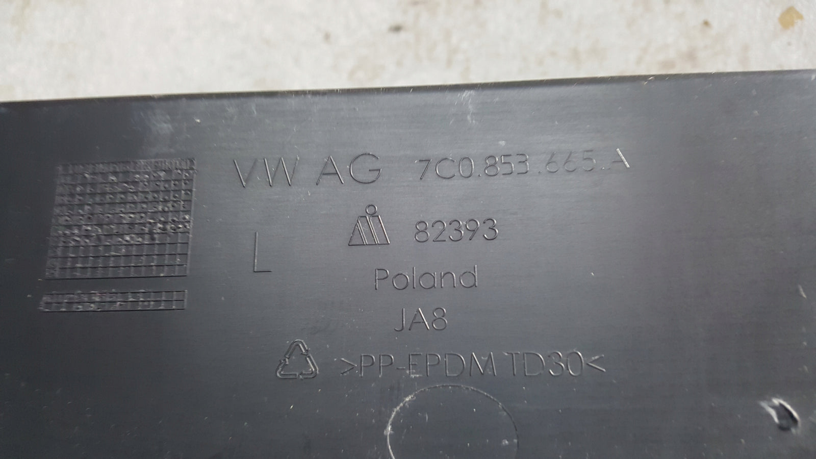 Kratka zderzaka lewy przód VW CRAFTER 7C0853665A demontaż