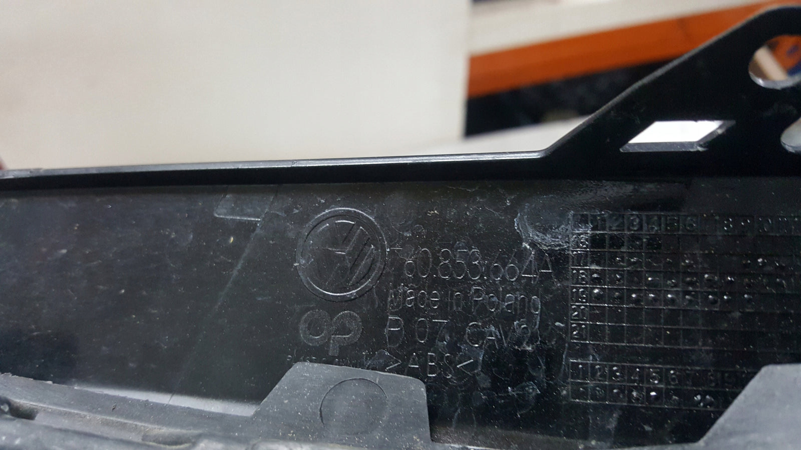 Kratka zderzaka prawy przód VW TOUAREG III 760853666F 760853664A demontaż