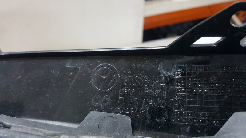 Kratka zderzaka prawy przód VW TOUAREG III 760853666F 760853664A demontaż
