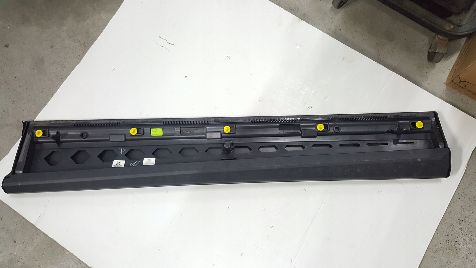 Listwa drzwi LE przód AUDI Q8 4M8853959B demontaż