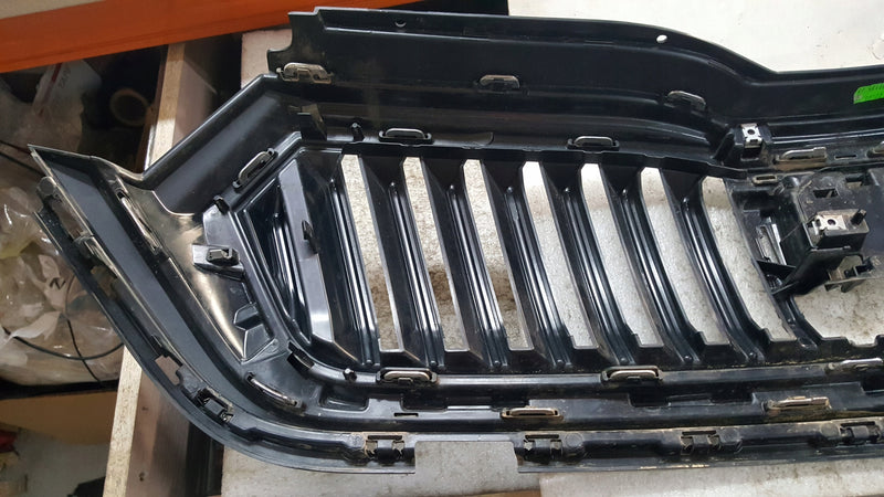 Atrapa grill -- SKODA OCTAVIA IV 5E3853655 demontaż