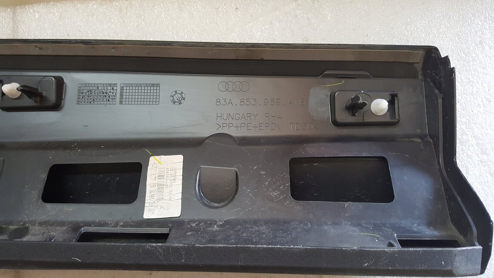 Listwa drzwi lewy tył AUDI Q3 II 83A853969A/B