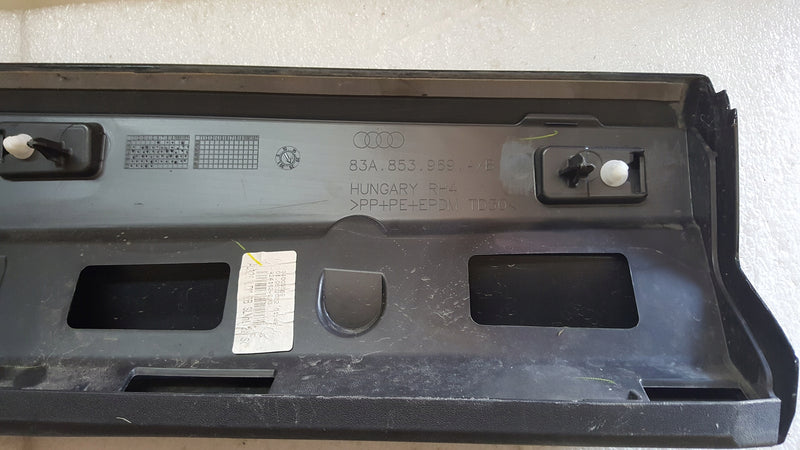 Listwa drzwi lewy tył AUDI Q3 II 83A853969A/B