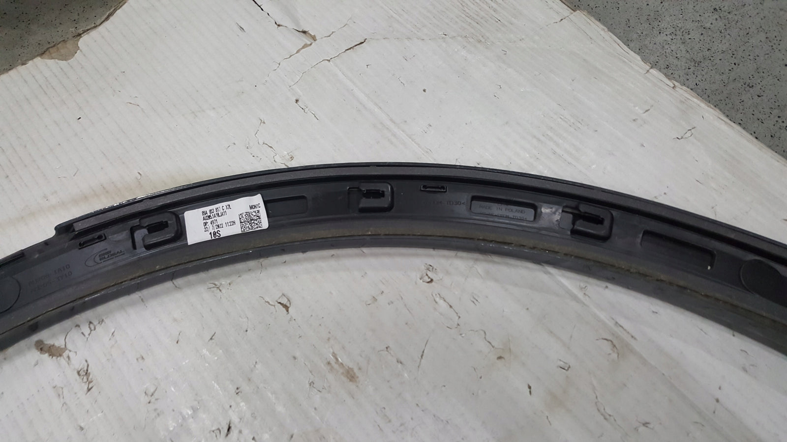 Listwa błotnika prawy tył AUDI Q4 e-tron 89A853817C demontaż