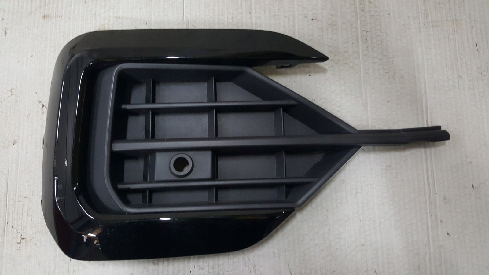 Kratka zderzaka prawy przód- VW TOUAREG III R-LINE 760853664A