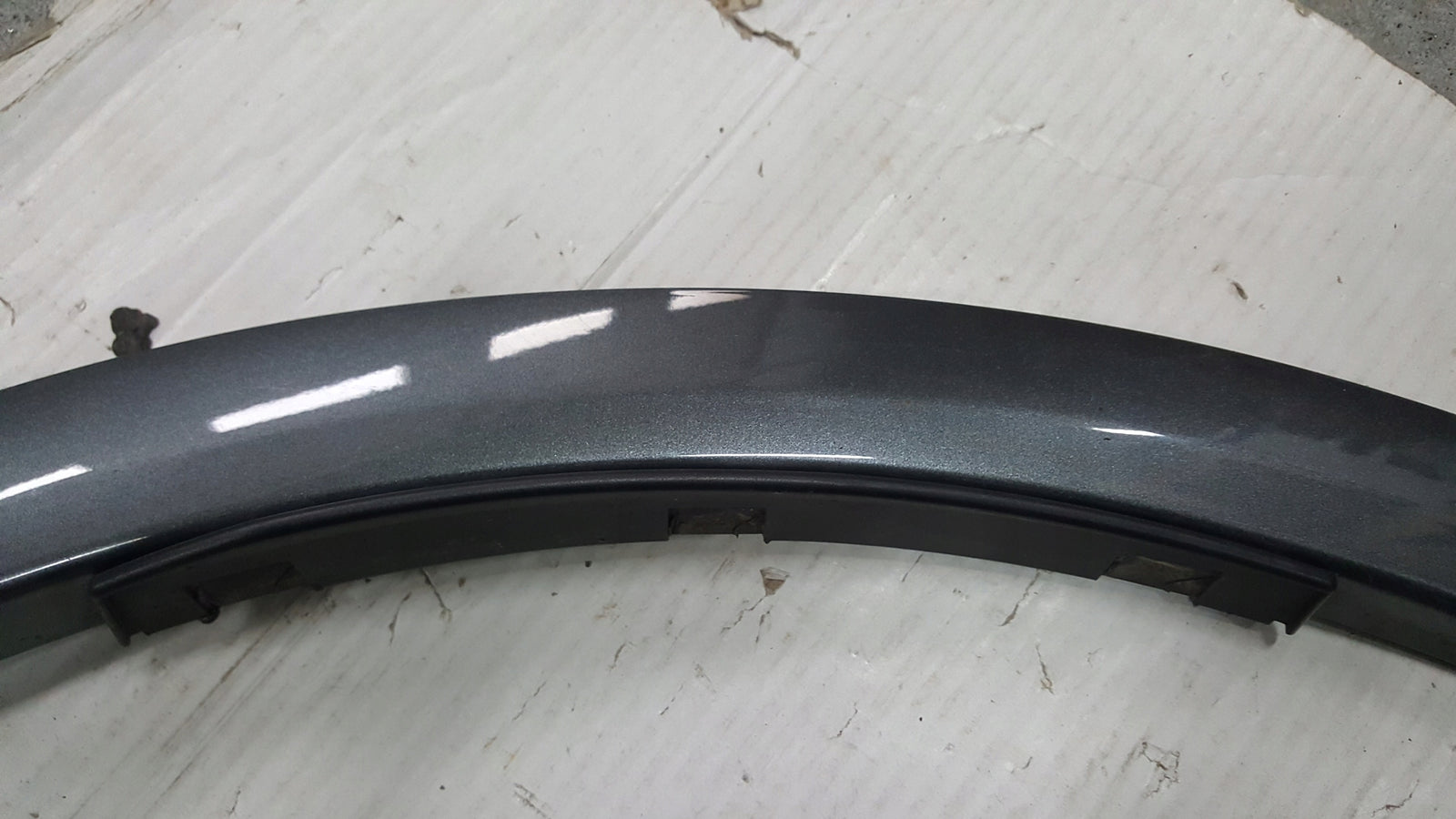 Listwa błotnika prawy tył AUDI Q5 80A853818B demontaż
