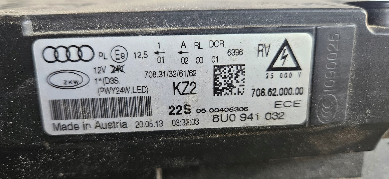8U0941032 Pr xenon skrętny LED Audi Q3 2013r przed liftem IDEAŁ
