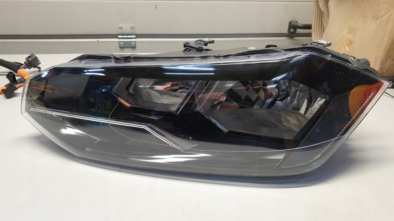 LE reflektor Vw POLO 2G1941005 2020r DEMONTAŻ