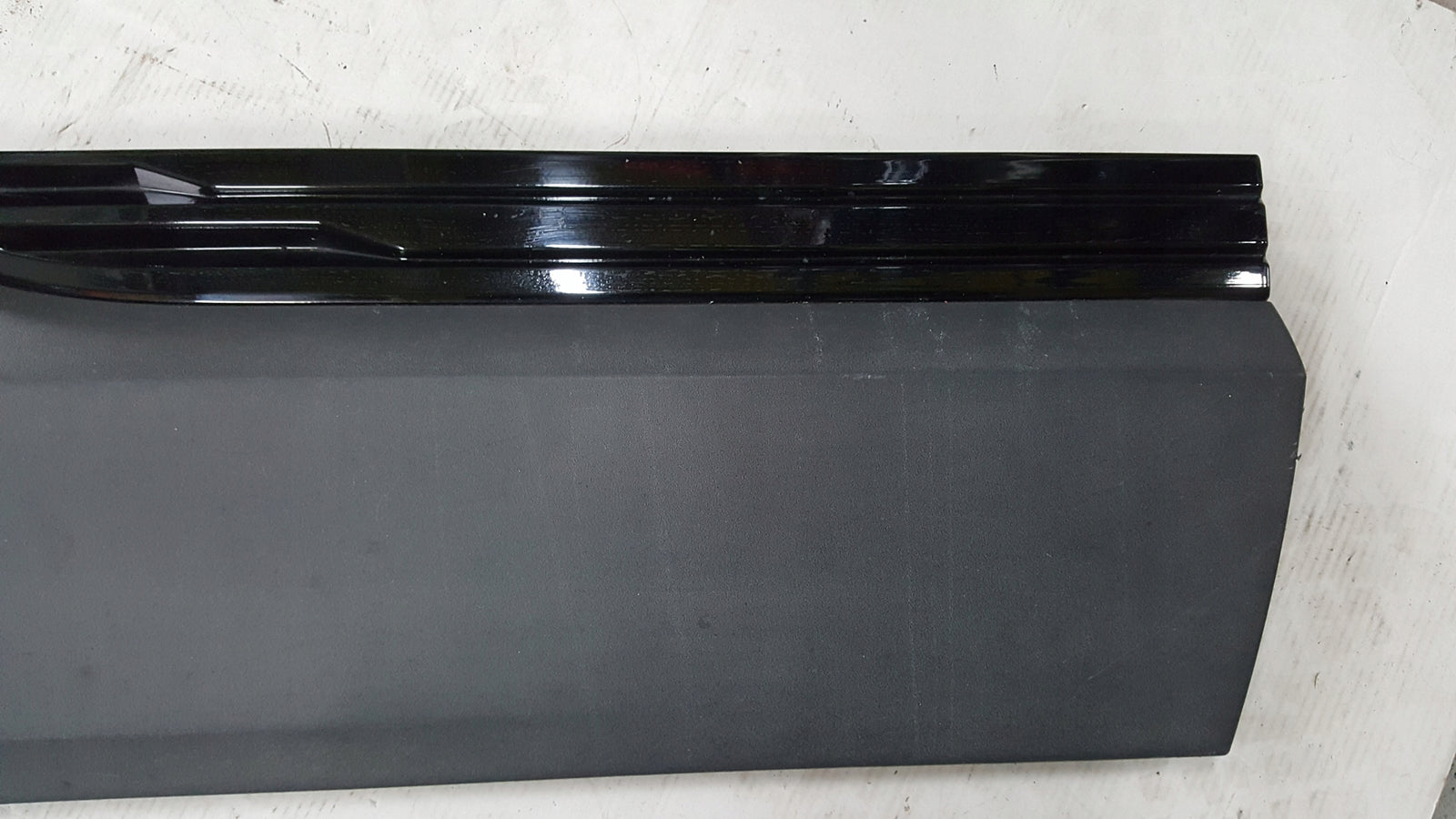 Listwa drzwi prawy tył AUDI E-TRON 4KE853970