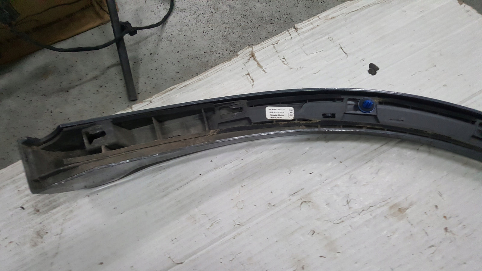 Listwa błotnika prawy tył AUDI Q5 80A853818B demontaż