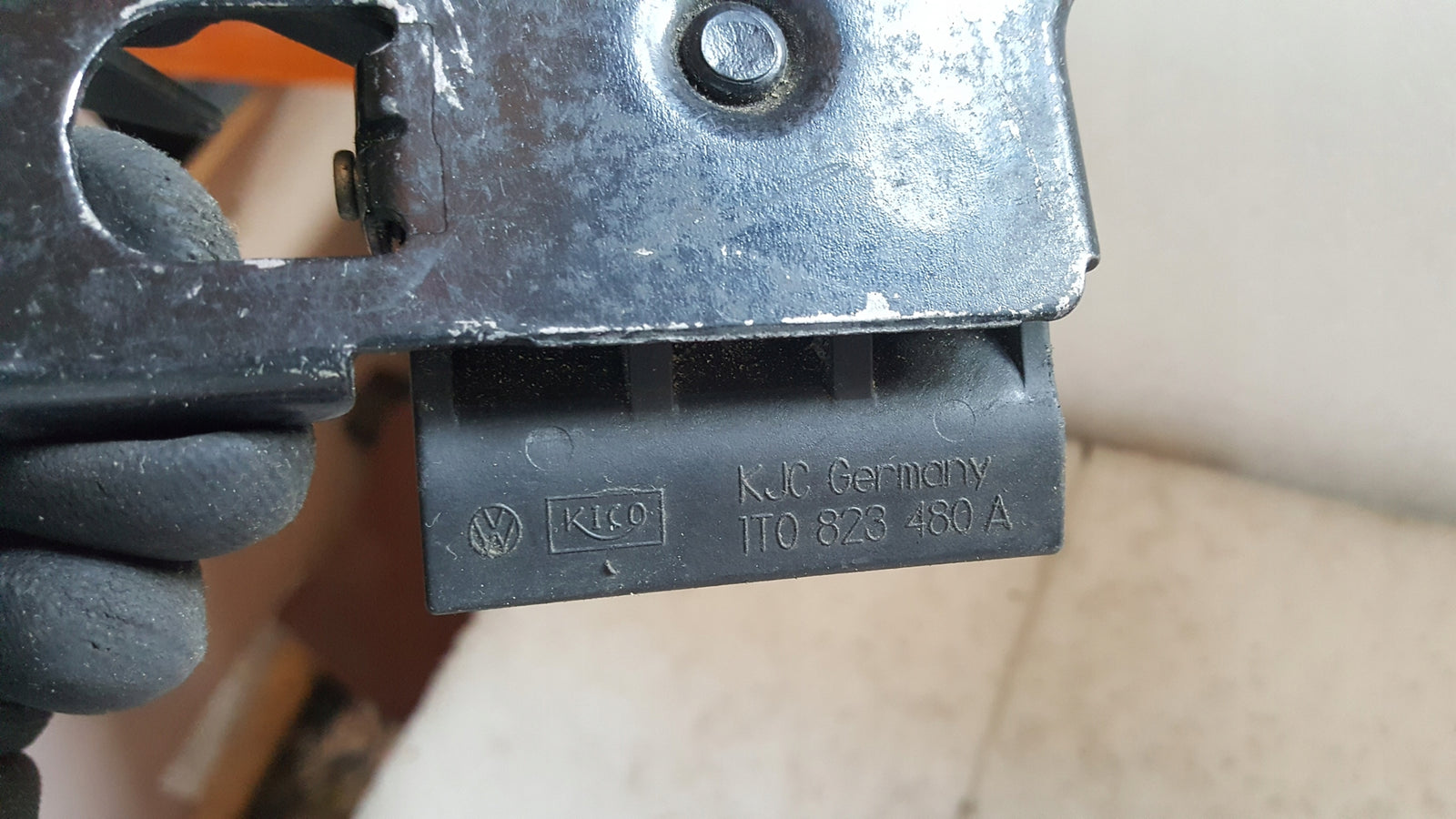 Rygiel maski VW TOURAN 1T0823480A demontaż