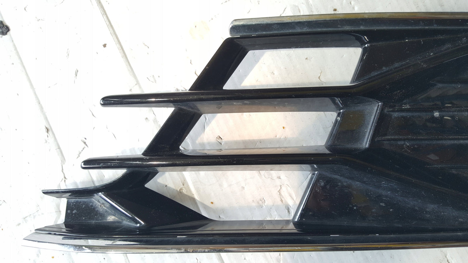 Kratka zderzaka przedniego lewa strona AUDI A6 (C7) 4G0807681AD demontaż