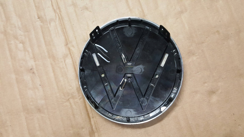 VW TOUAREG II LIFT VW UP LIFT ZNACZEK LOGO W ATRAPĘ 7P6853601D