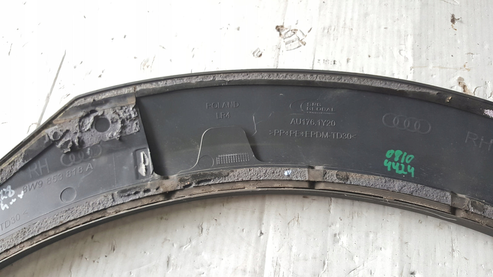 Listwa błotnika prawy tył AUDI A4 (B9) ALLROAD 8W9853818A demontaż