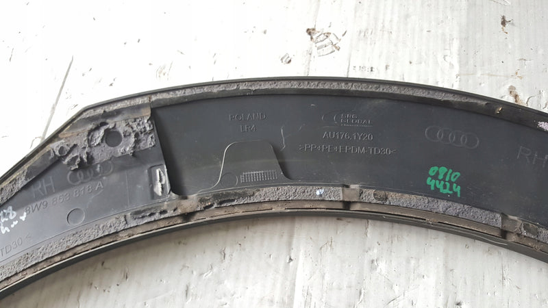 Listwa błotnika prawy tył AUDI A4 (B9) ALLROAD 8W9853818A demontaż