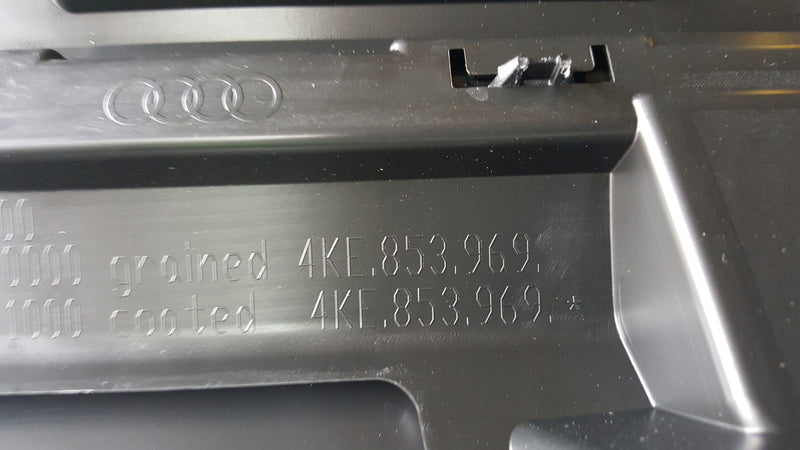 Listwa drzwi lewy tył AUDI E-TRON 4KE853969 demontaż