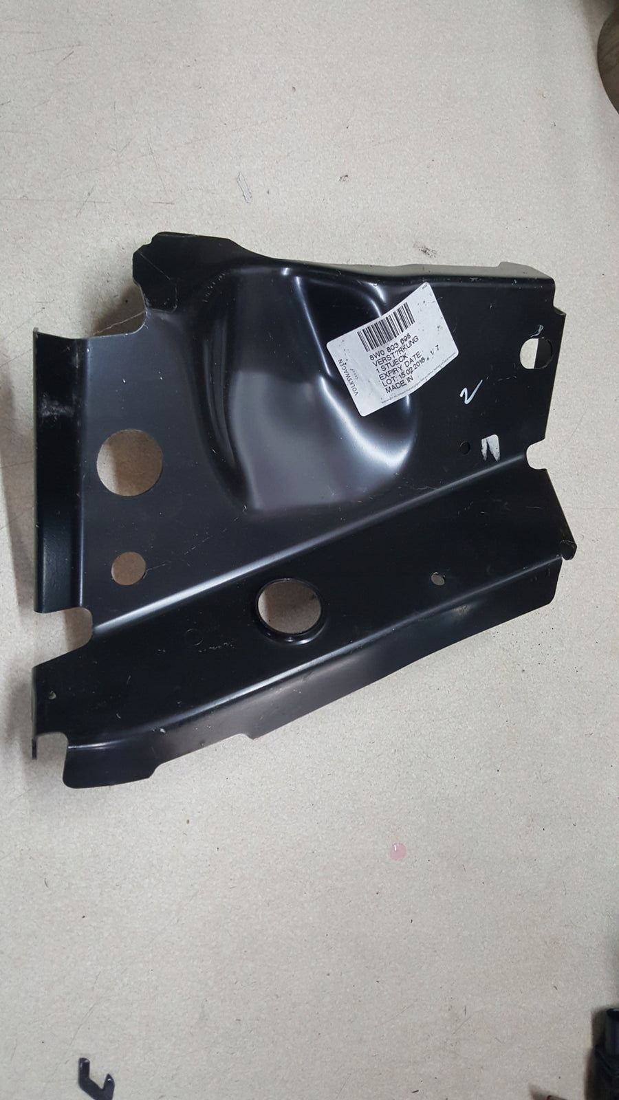 Wzmocnienie PRAWEJ ŚRODKOWEJ PRZEDNIEJ podłogi Audi A4 B9 8W0803698
