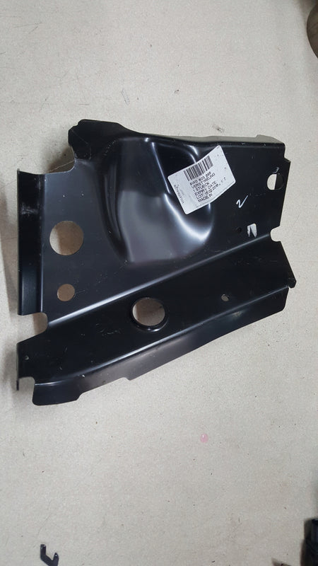Wzmocnienie PRAWEJ ŚRODKOWEJ PRZEDNIEJ podłogi Audi A4 B9 8W0803698