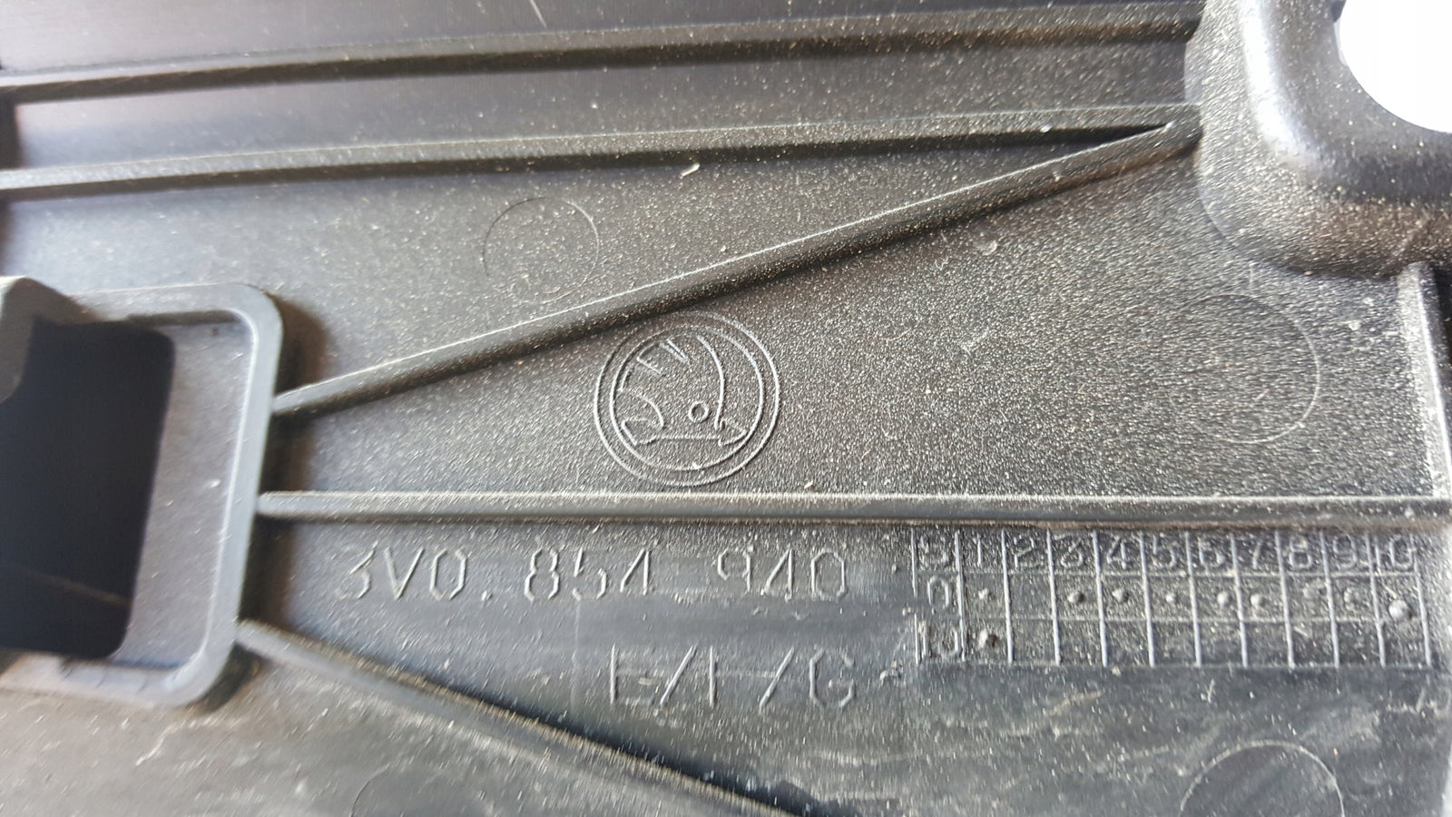 Listwa drzwi prawy przód SKODA SUPERB 3 3V0854940