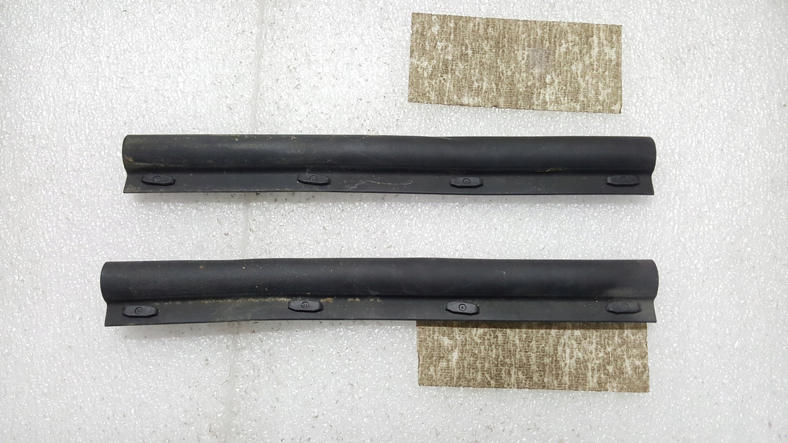 USZCZELKA MASKI LEWA PRAWA VW GOLF VIII 5H0823709