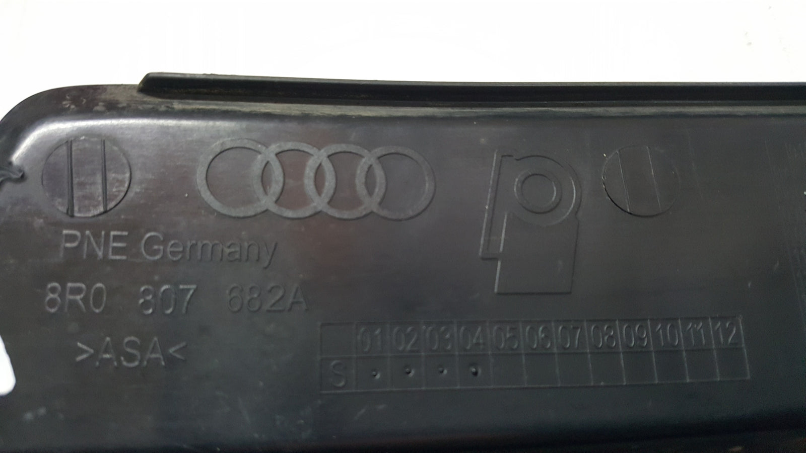 Kratka zderzaka prawy przód AUDI Q5 8R0807682A demontaż