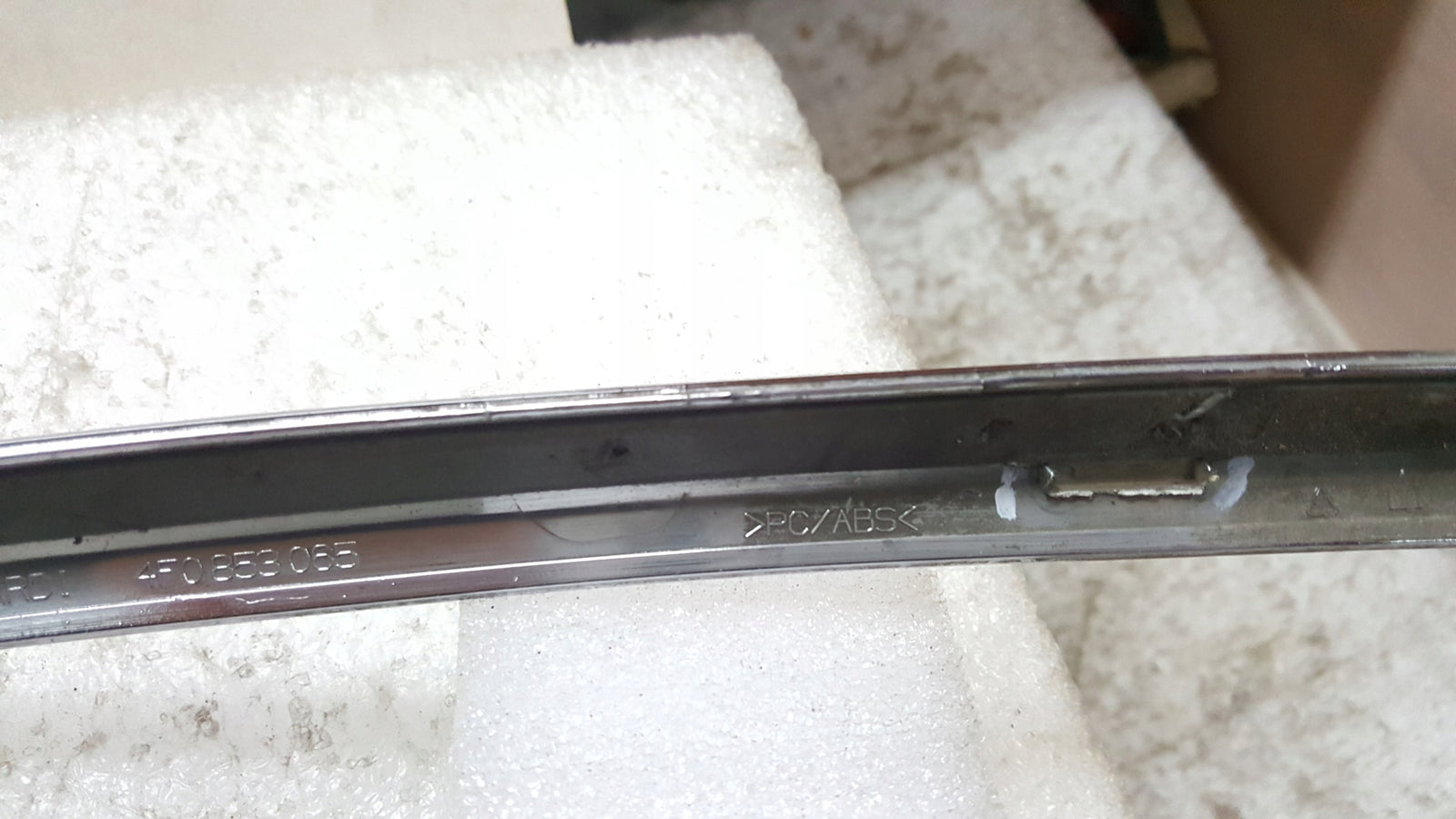 AUDI A6 C6 LIFT 08- OZDOBNA LISTWA CHROM ZDERZAKA PRZÓD LEWA 4F0853065