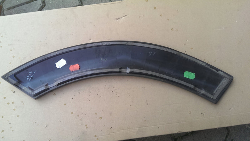 Listwa drzwi lewy tył AUDI Q5 CROSS 8R0854819A