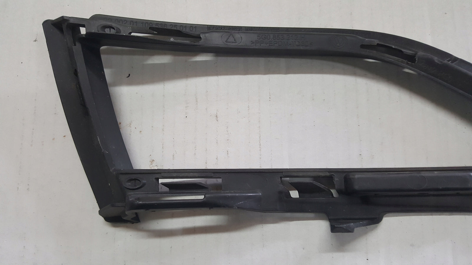 Kratka ramka zderzaka prawy przód VW GOLF VII 5G0853212H demontaż