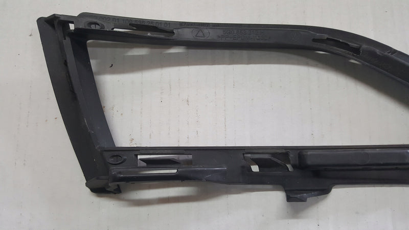 Kratka ramka zderzaka prawy przód VW GOLF VII 5G0853212H demontaż
