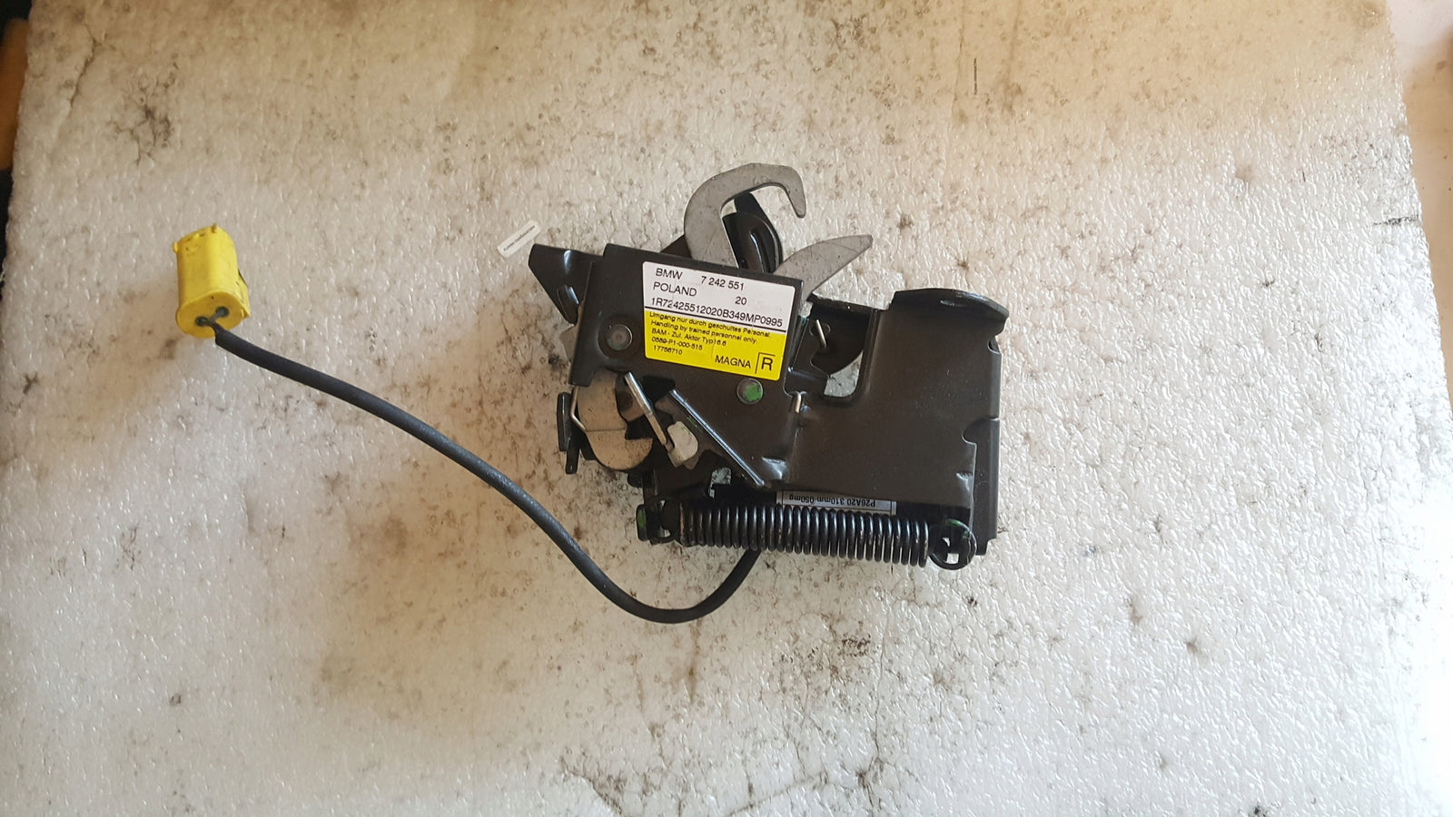 Zamek maski lewy prawy BMW 2 F45 7242550 7242551