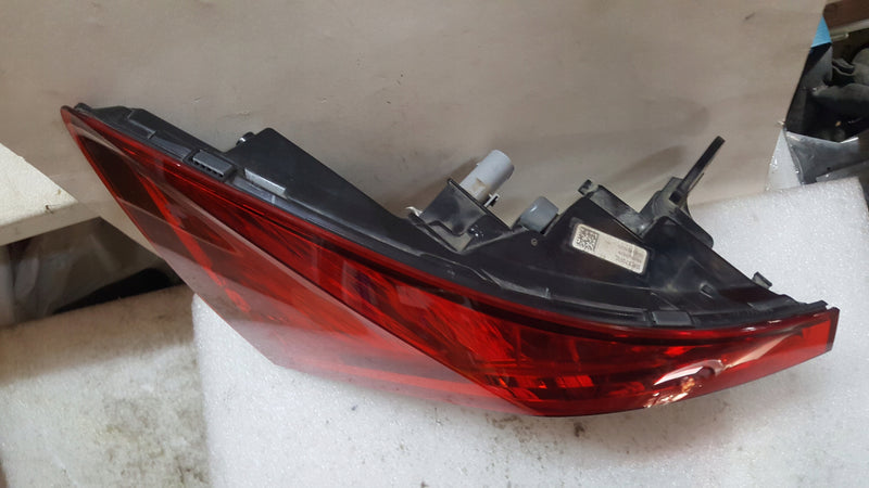 Tylna lewa lampa LED w błotnik SKODA SCALA 657945207B demontaż