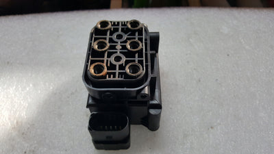 Blok zaworowy rozdzielacz pneumatyki AUDI A6 (C6) A8 4F0616013 demontaż