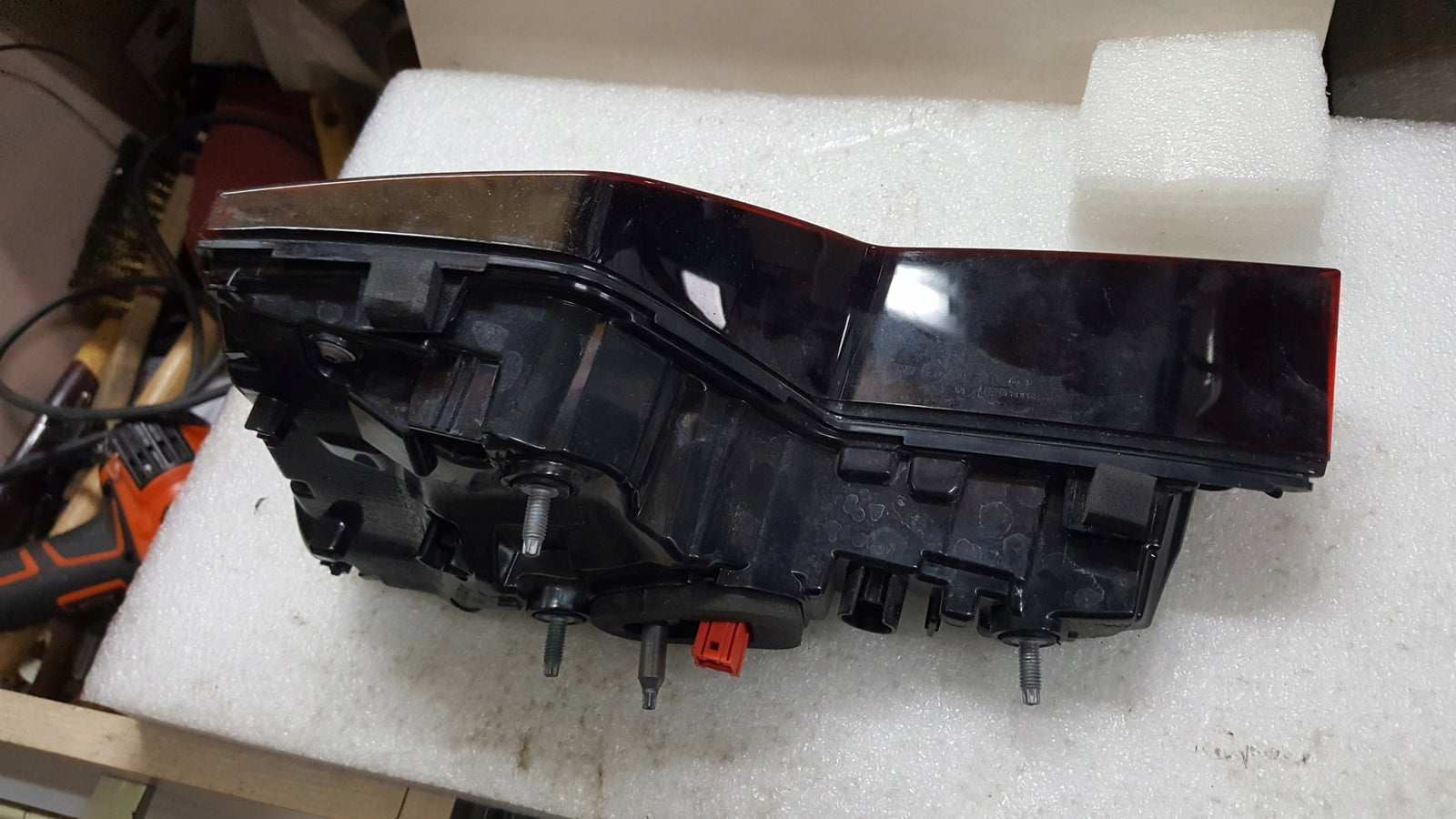 Lampa LED w klapę lewy tył AUDI A4 (B9) kombi LIFT 8W9945093AC