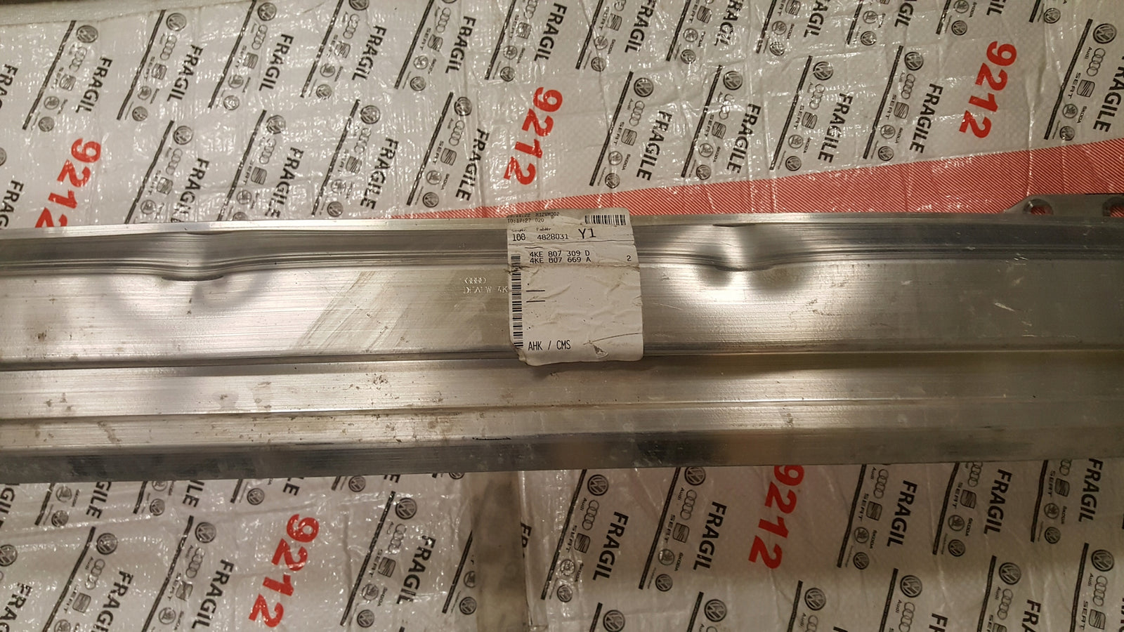 BELKA ZDERZAKA TYŁ WZMOCNIENIE AUDI E-TRON 4KE 4KE807309D 4KE807669A
