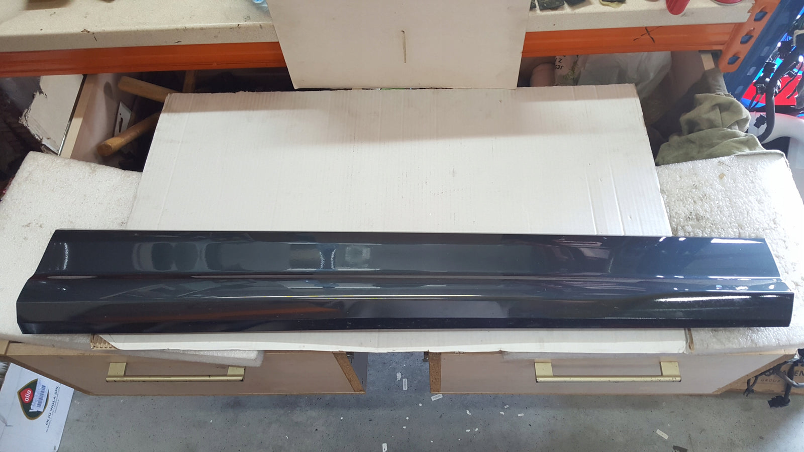 Listwa drzwi prawy przód AUDI Q2 81A853960B demontaż