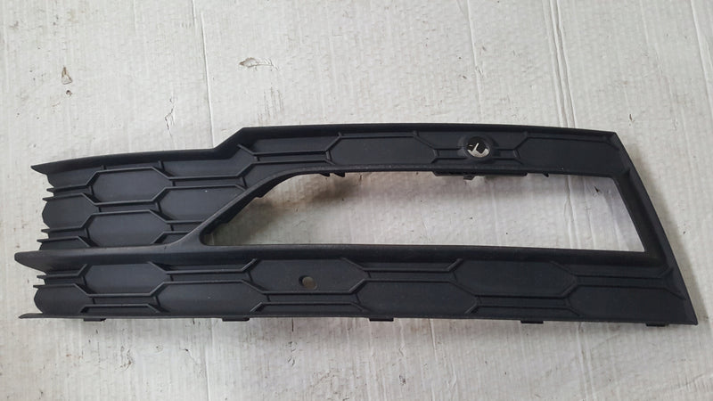Kratka zderzaka przedniego lewa strona SKODA OCTAVIA IV 5E3807681A