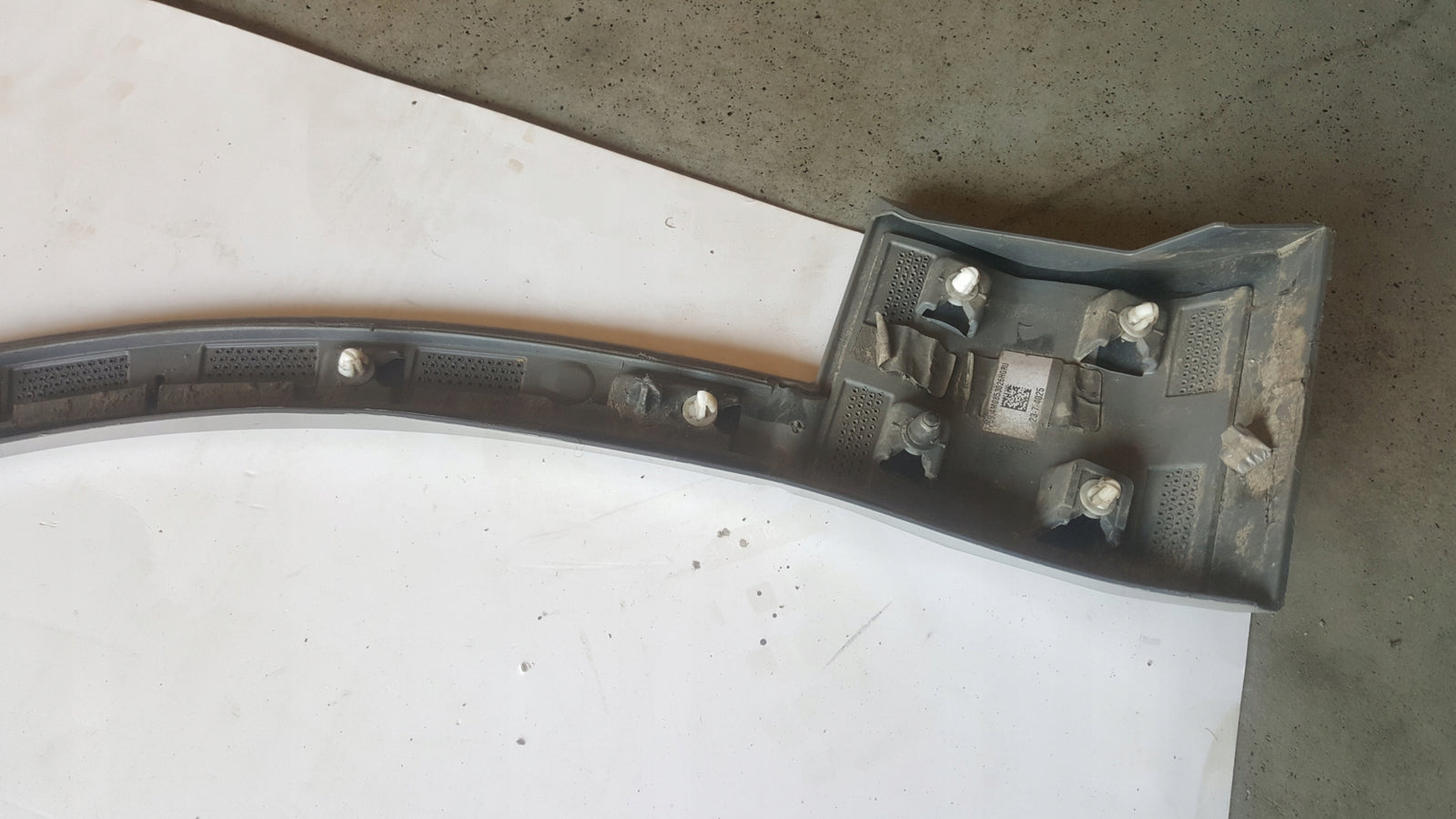 Listwa błotnika prawy przód AUDI Q7 4M0853718K demontaż