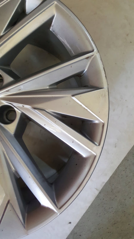 AUDI A3 21^ felga aluminiowa 17 cali 8Y0601025D