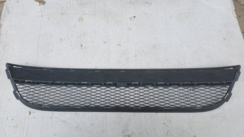 Środkowa kratka zderzaka przedniego VW TIGUAN 5N0853677 demontaż
