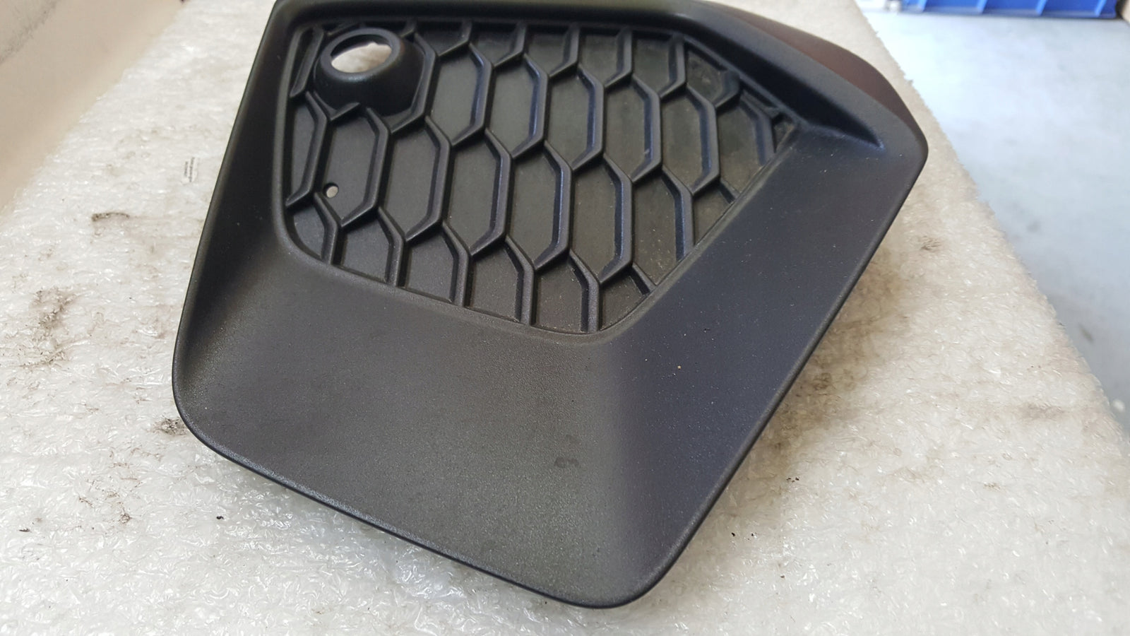 Kratka zderzaka lewy przód AUDI A3 8Y0807681A