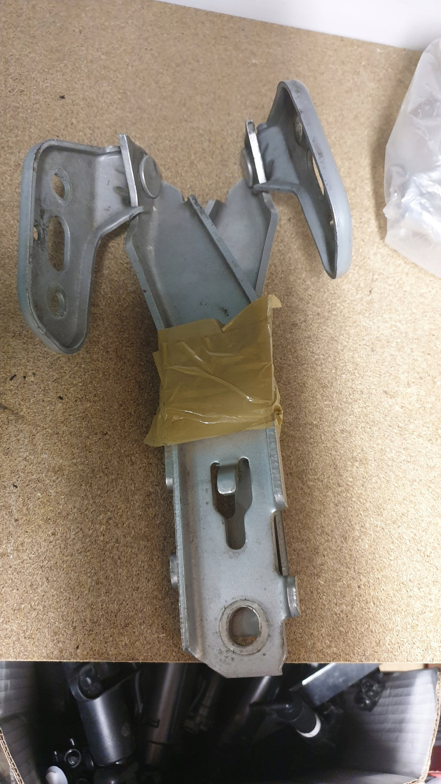 zawiasy maski Audi A6 4F0823302 4F0823301 2005-11r