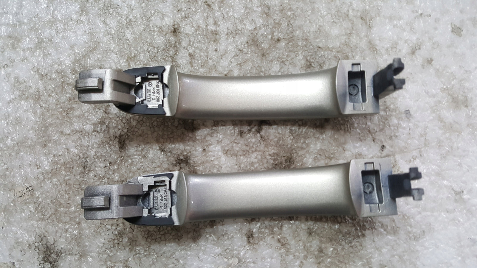 Klamka zewnętrzna lewa VW T5 7H0837209 demontaż