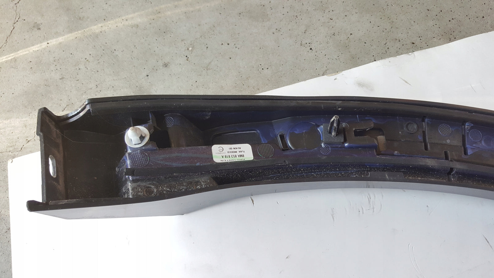 Listwa błotnika prawy tył AUDI Q5 III 8MA853818A demontaż