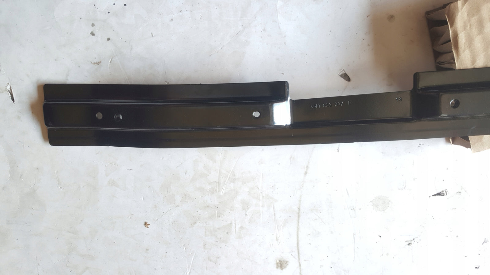 Wspornik prowadnicy lewych przednich drzwi VW Golf Plus 5M1 521 5M0833307E