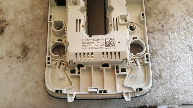 Lampka podsufitki AUDI Q2 81A947135BN demontaż