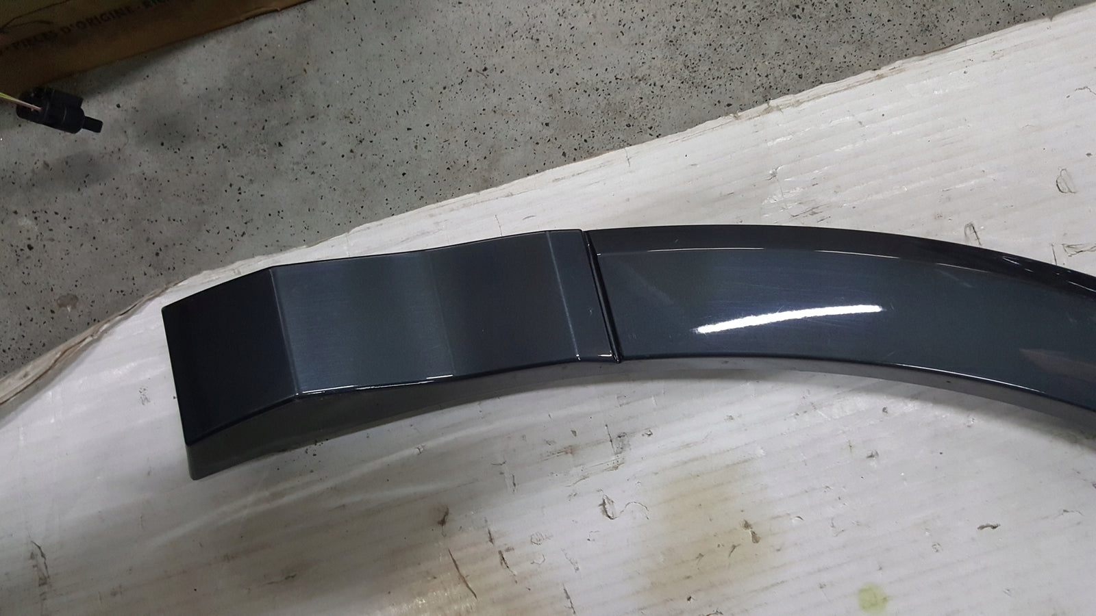 Listwa błotnika prawy tył AUDI Q4 e-tron 89A853817C demontaż